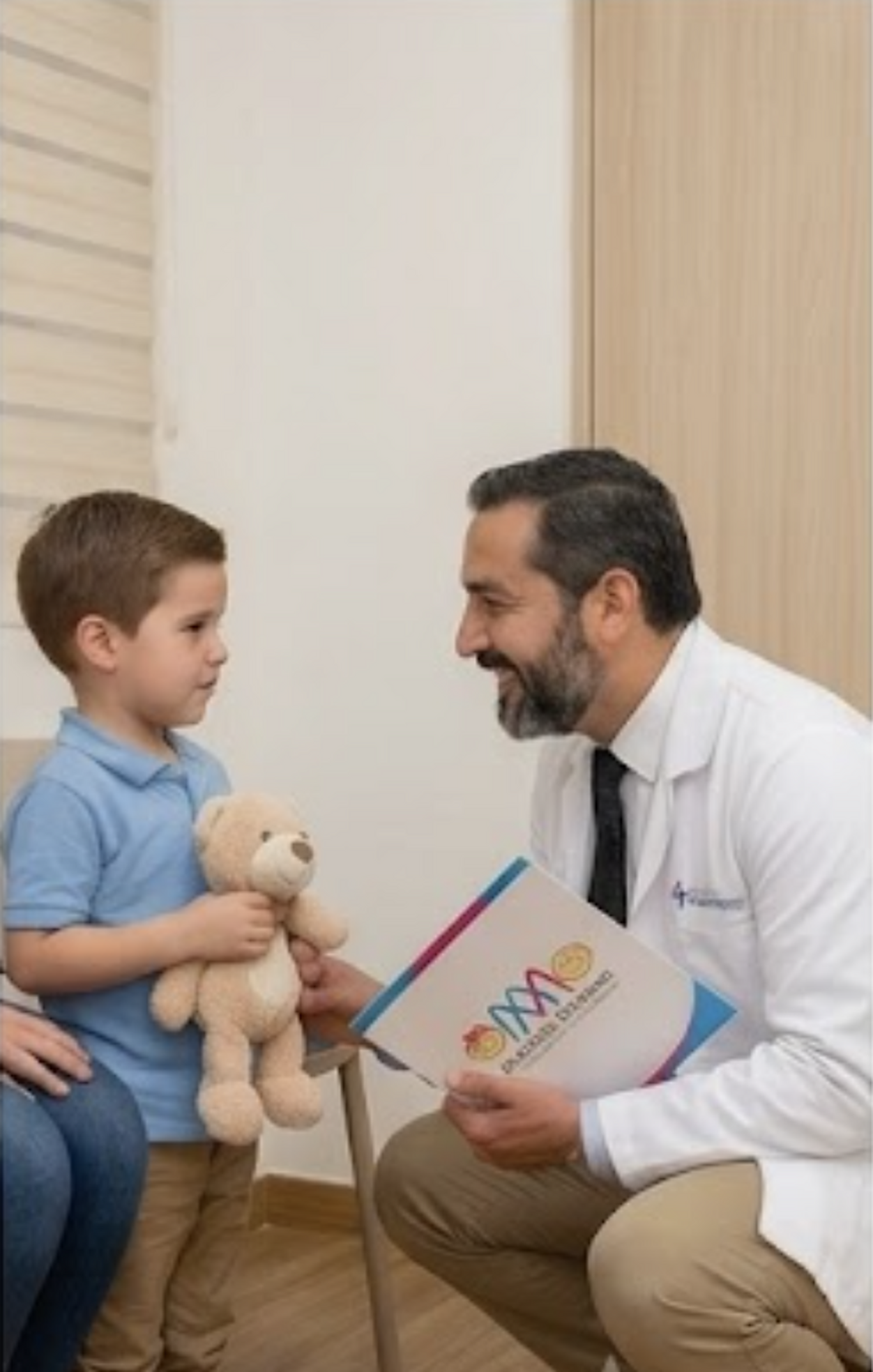 Dr. Adrián Martínez conversando con un paciente pediátrico