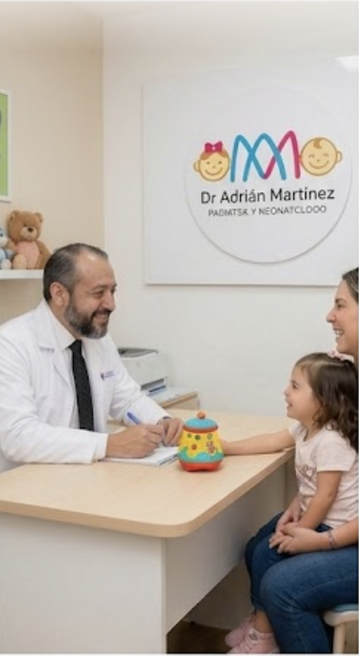 Dr. Adrián Martínez en consulta pediátrica